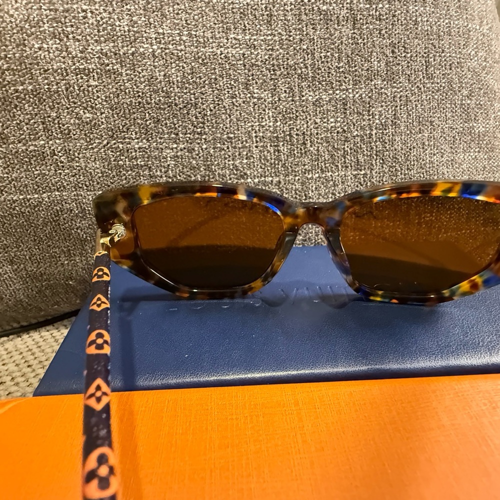 Louis Vuitton Tortoiseshell Cat-Eye Sunglasses with Brown Lenses - Picture 7 of 11